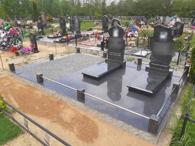 Установленный памятник с благоустройством — работа мастерской