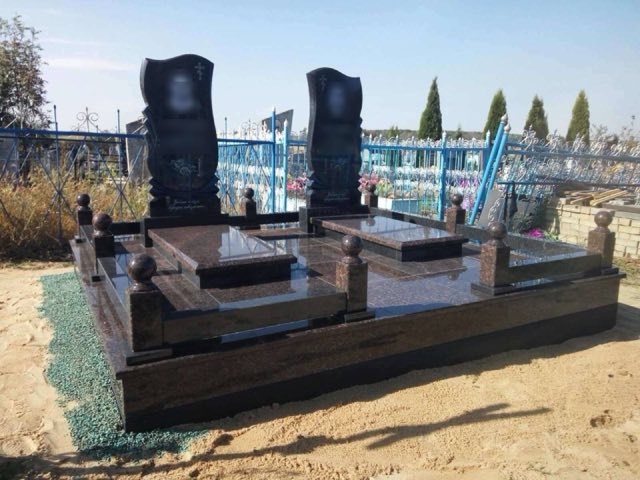 Установленный памятник с благоустройством — работа мастерской