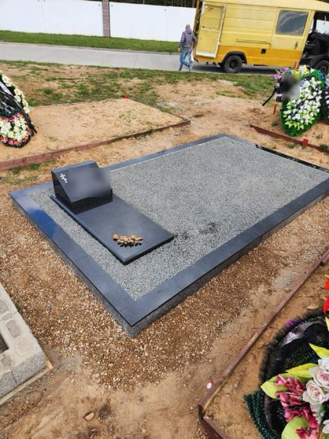 Установленный памятник с благоустройством — работа мастерской